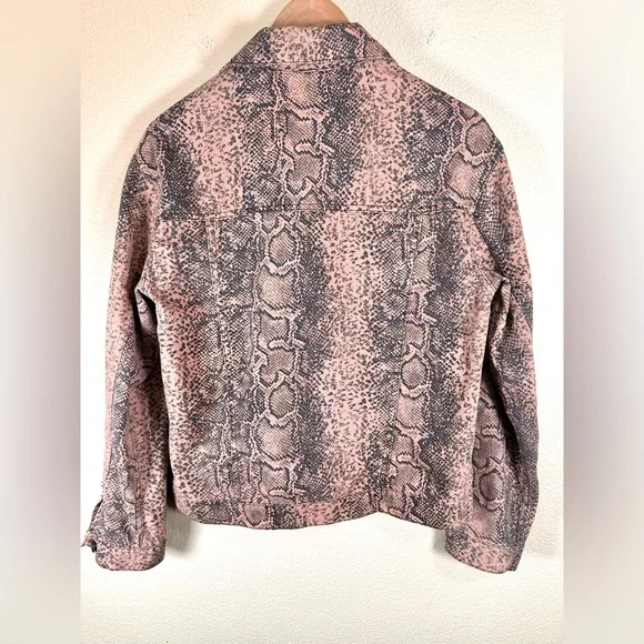 Free People Women’s snakeskin Printed Trucker
Denim Jacket - Picture 10 of 13